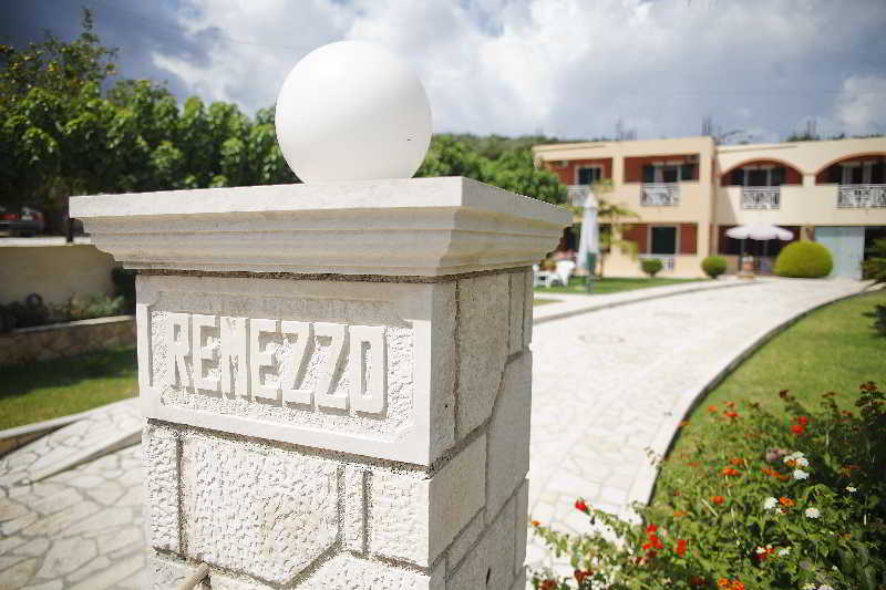 Remezzo Studios & Apartments Amoudi Exterior photo
