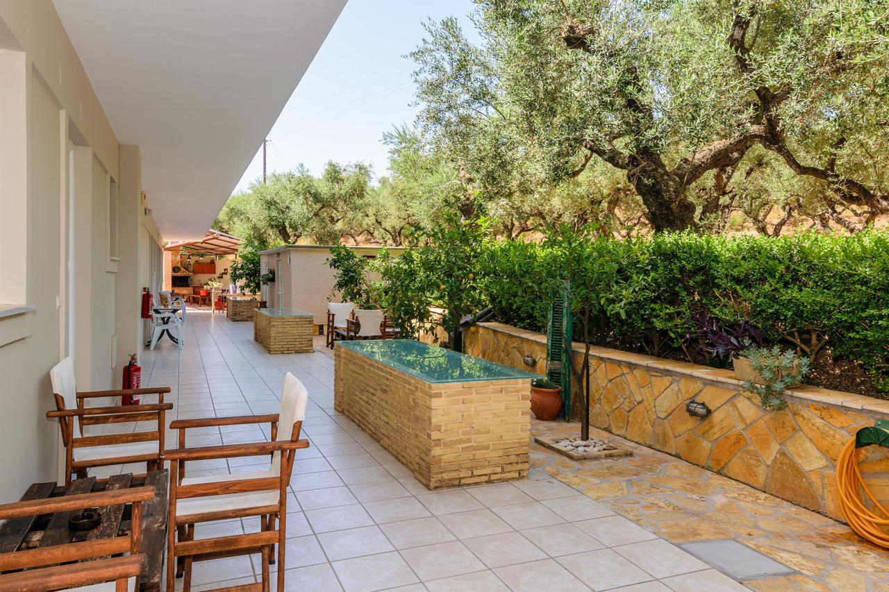 Remezzo Studios & Apartments Amoudi Exterior photo