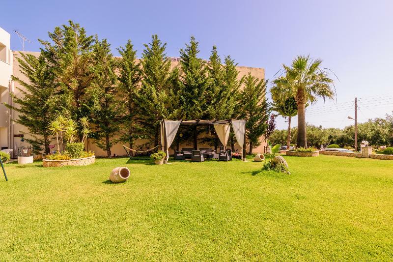 Remezzo Studios & Apartments Amoudi Exterior photo