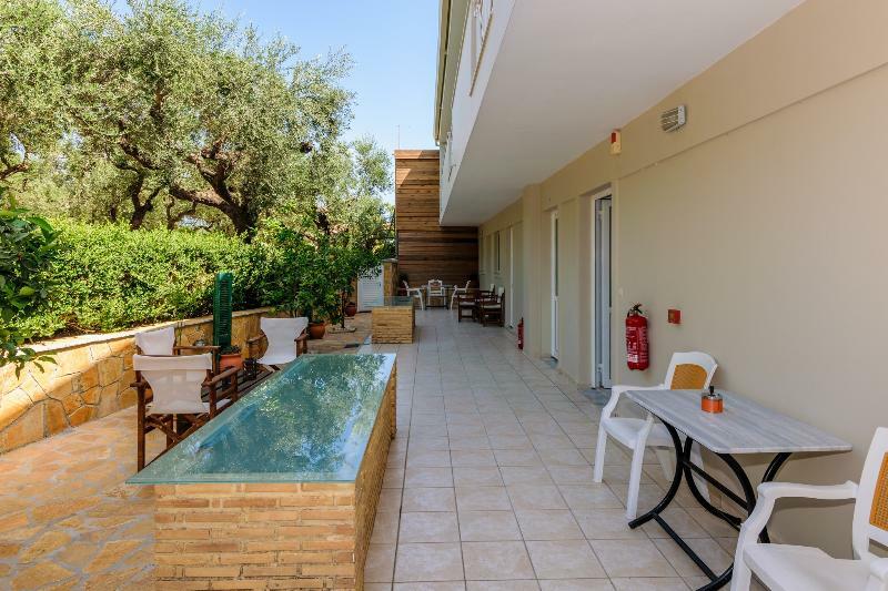 Remezzo Studios & Apartments Amoudi Exterior photo