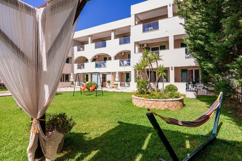 Remezzo Studios & Apartments Amoudi Exterior photo