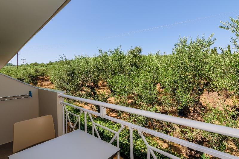 Remezzo Studios & Apartments Amoudi Exterior photo